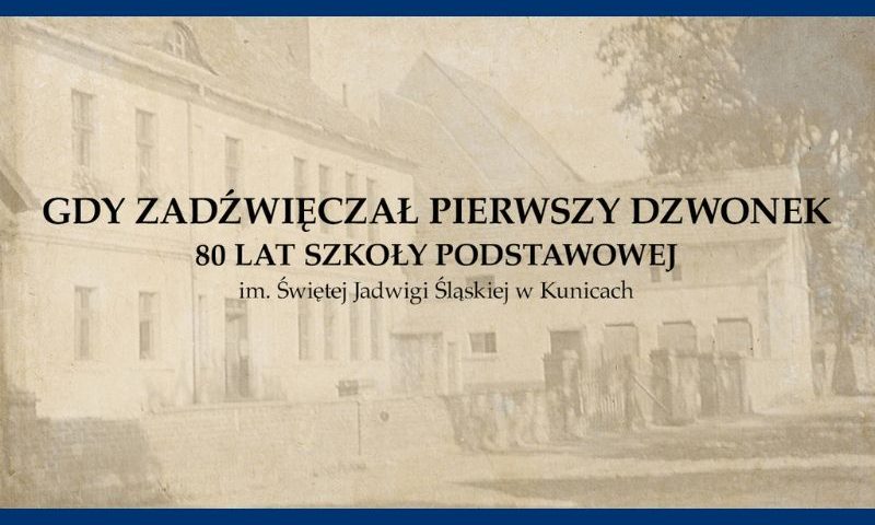 Napis: "Gdy zadźwięczał pierwszy dzwonek"
