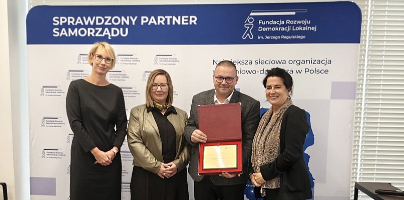 Zdjęcie z nagrodą dla Gminy Kunice